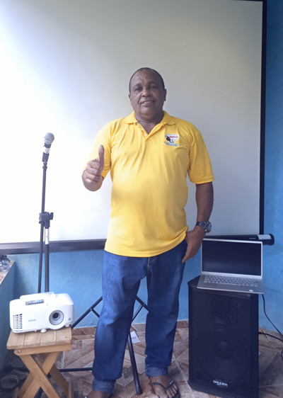 Paulo Honorato, presidente da Associação Quilombola das Comunidade de Aleluia, Batatal e Cambucá, com os equipamentos doados pelo Quipea