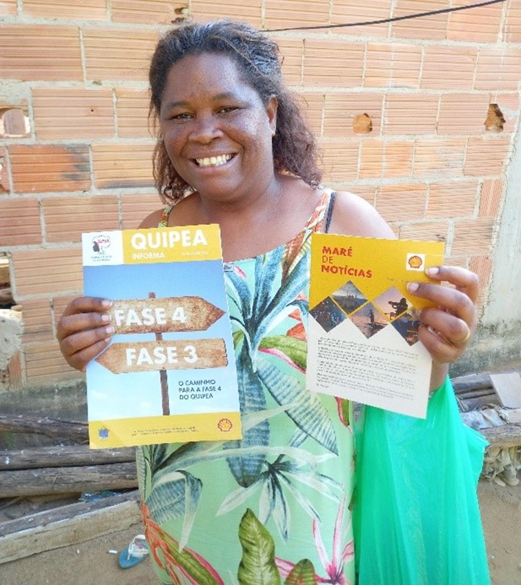 Entrega do s boletins informativos - Quipea Informa e Maré de Notícias - em Maria Joaquina (Cabo Frio, RJ)